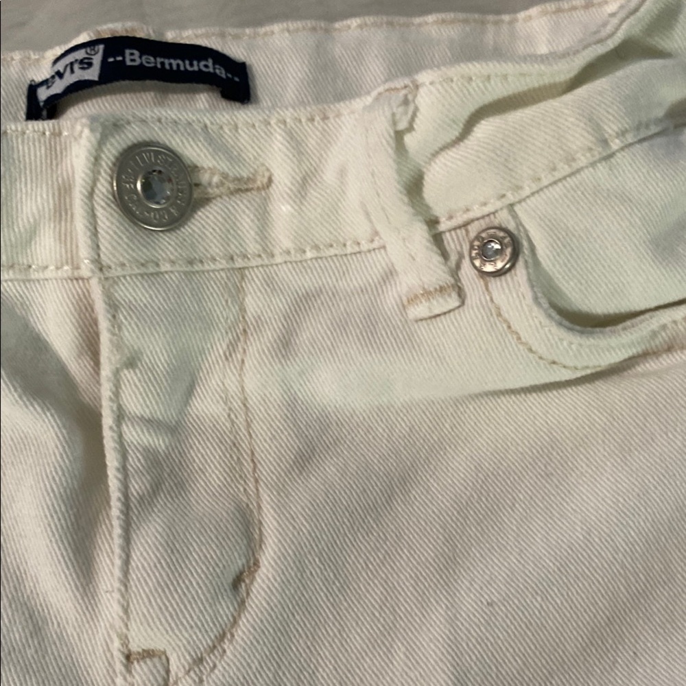Levi's White Denim Bermuda Shorts Relaxed Fit - Picture 3 of 13